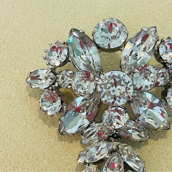 Vintage Silver Tone Crystal and Pearl Brooch Signed by Regency - Picture 5 of 8